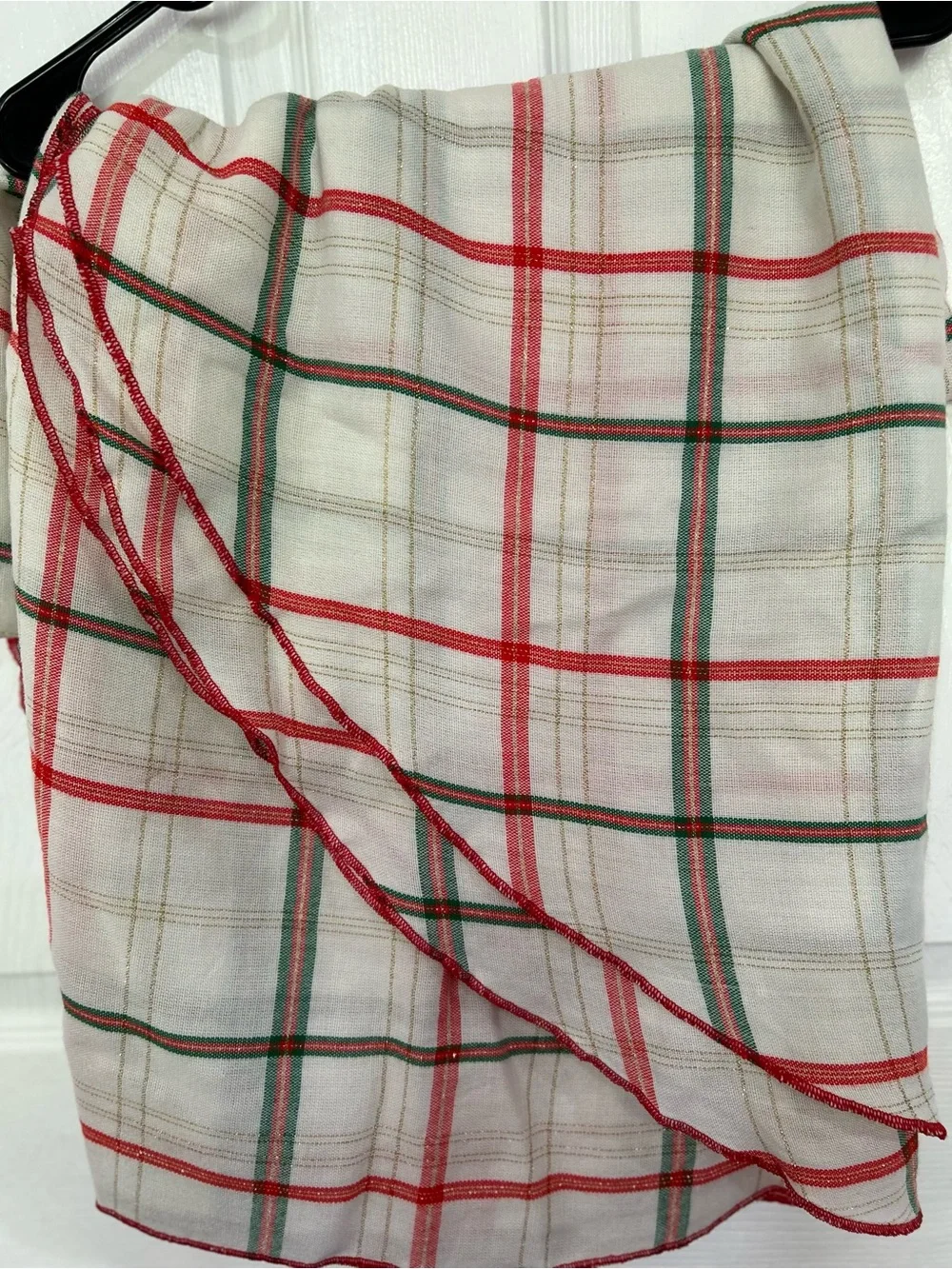 Vintage Plaid Round Tablecloth, 3 Table Runners and 6 Napkins